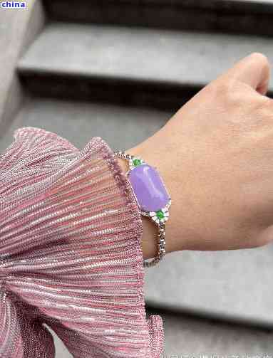 紫罗兰色搭配绿翡翠手镯：时尚、优雅与独特设计的选择