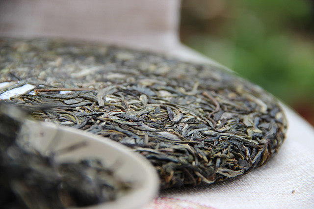 普洱茶和普洱绿茶的异同分析：从原料、制作工艺到口感与功效的全方位比较