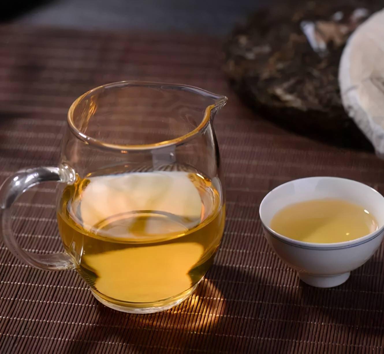 普洱茶和普洱绿茶的异同分析：从原料、制作工艺到口感与功效的全方位比较