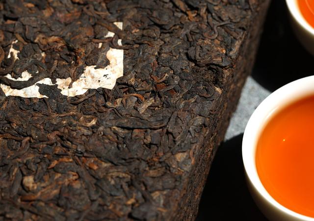 '普洱茶受潮发霉处理方法：还能喝吗？可以晒吗？'