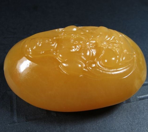 新疆和田地区出产的珍贵黄玉：一种高雅奢华的投资选择