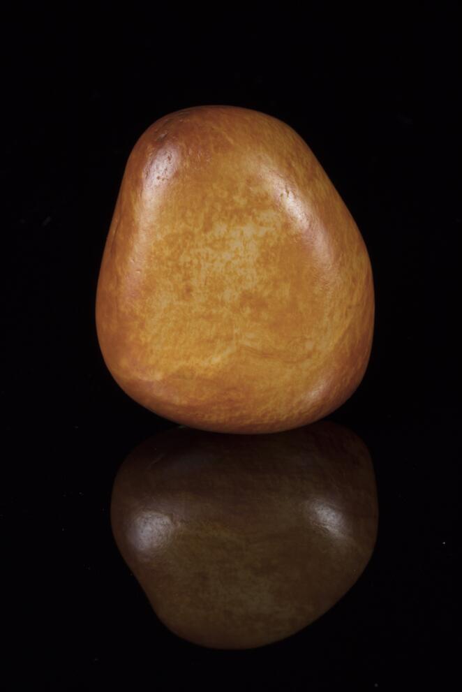 新疆和田黄玉籽料原石的全方位解读：特点、品质、选购与收藏价值