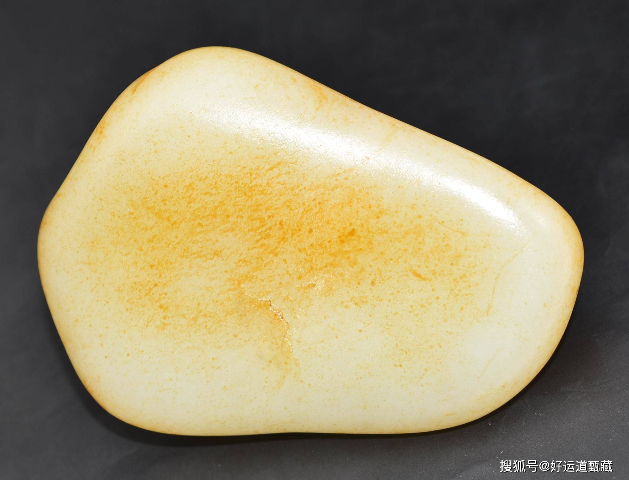 新疆和田黄玉籽料原石的全方位解读：特点、品质、选购与收藏价值