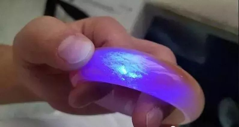 紫外线照射下的和田玉：荧光现象及其原因探讨