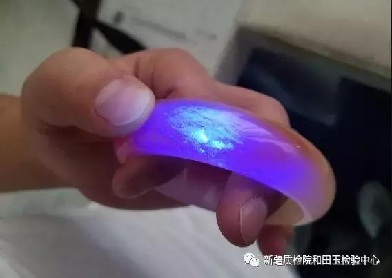 和田玉用紫外线照有荧光是假的吗