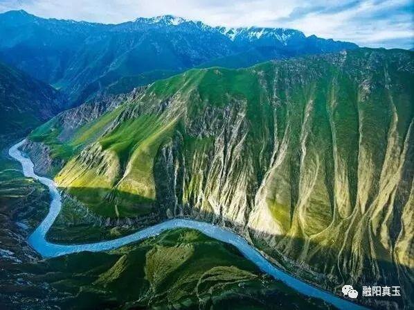 新疆和田玉河道：探索美丽景观、历史背景及文化价值