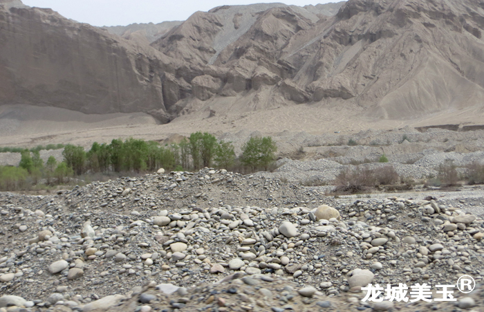 新疆和田地区玉龙喀什河的瑰宝：一段和田玉的传奇故事