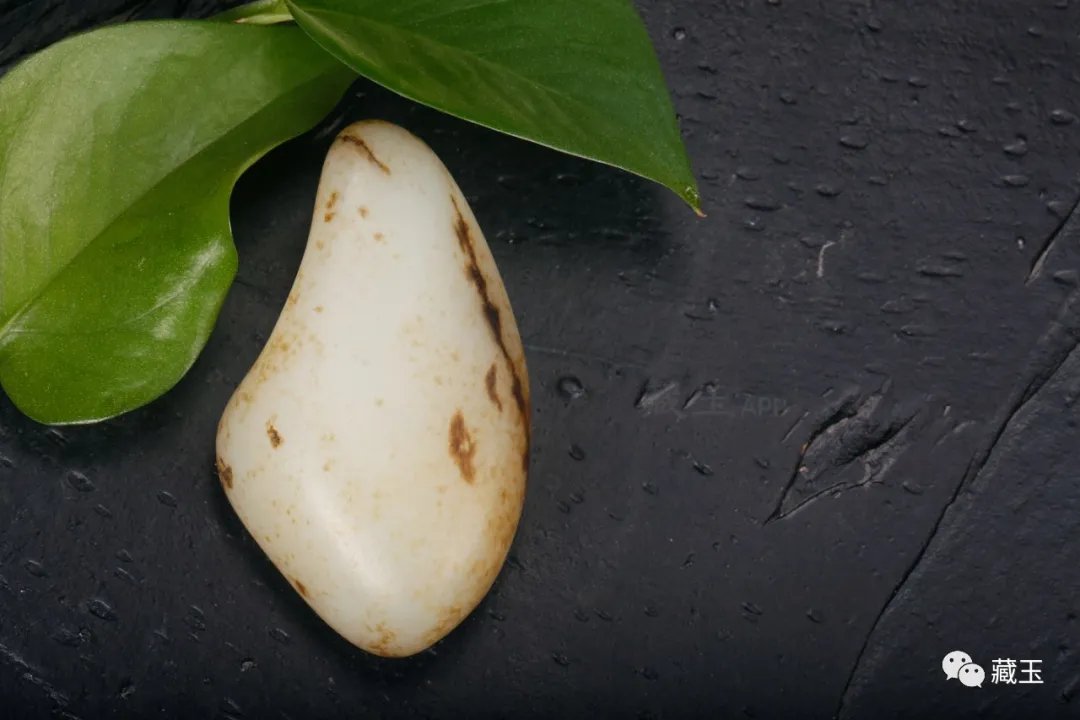 秋梨皮和田玉籽料价值：每克多少钱？