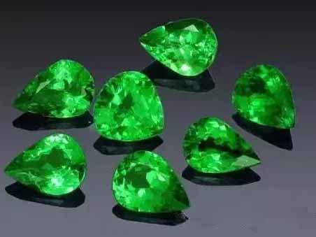翡翠祖母绿色的价值、价格与颜色解析：一种珍贵的绿宝石