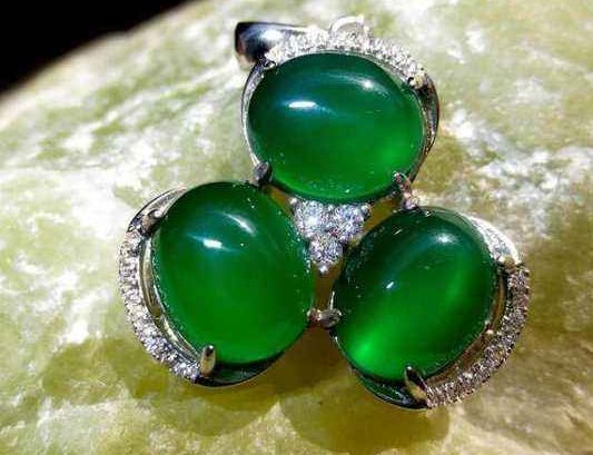 翡翠祖母绿色的价值、价格与颜色解析：一种珍贵的绿宝石