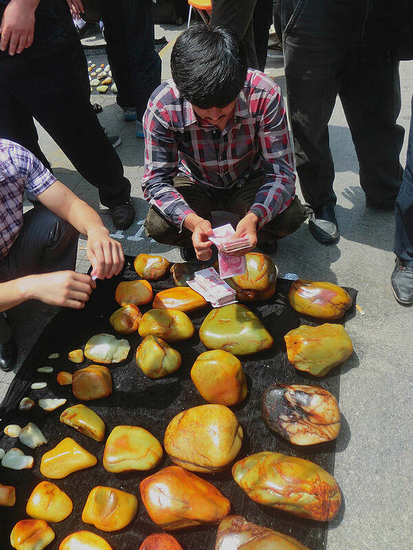 新疆和田地区罕见奇石市场价格分析与批发指南