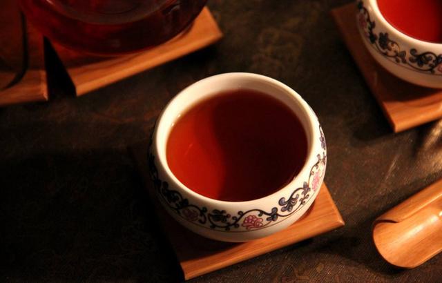 云南勐海兴海茶厂：探寻兴海金典普洱茶的产地与品味之旅