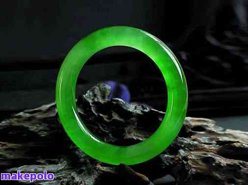 绿色翡翠手镯：探究其神秘的寓意与象征意义