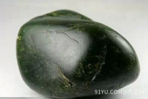 和田碧玉与菠菜绿：两种不同石材及其特性的详细比较
