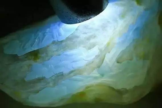 高温天气下，翡翠玉石如何保持水分与光泽