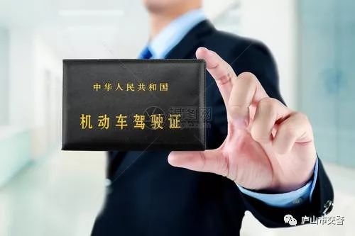 军官证办的信用卡逾期且证件到期，如何处理？