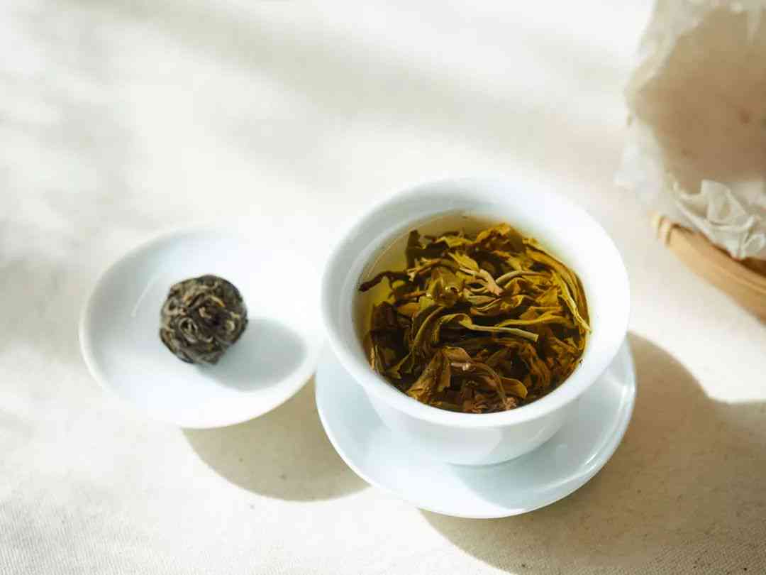 探究普洱茶中的香气成分及其持续时间：不泡也有香味的原因是什么？