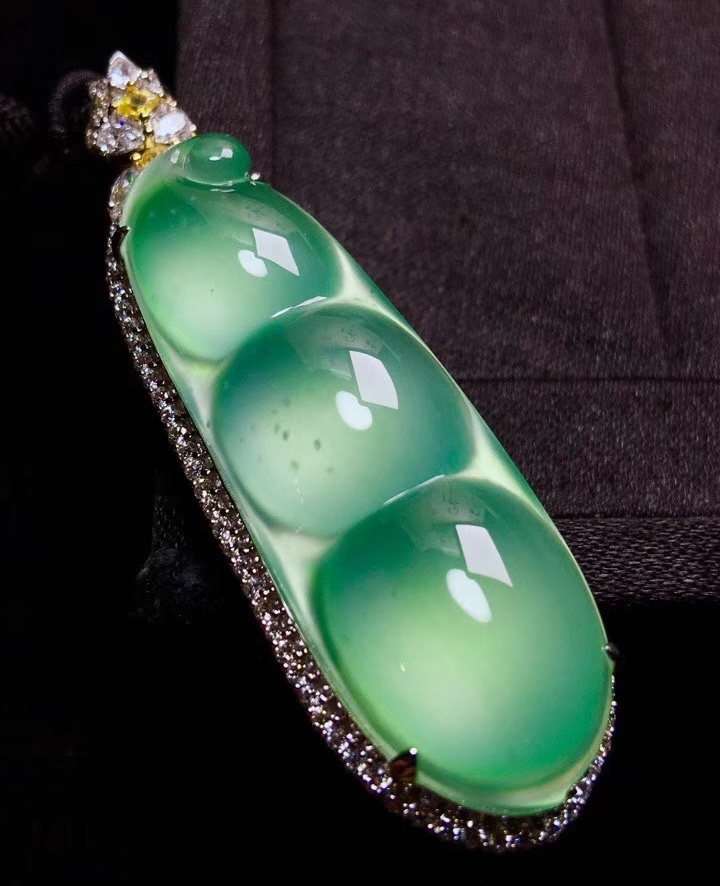 关于翡翠：是否需要为玉石开光以确保其吉祥与保护作用？