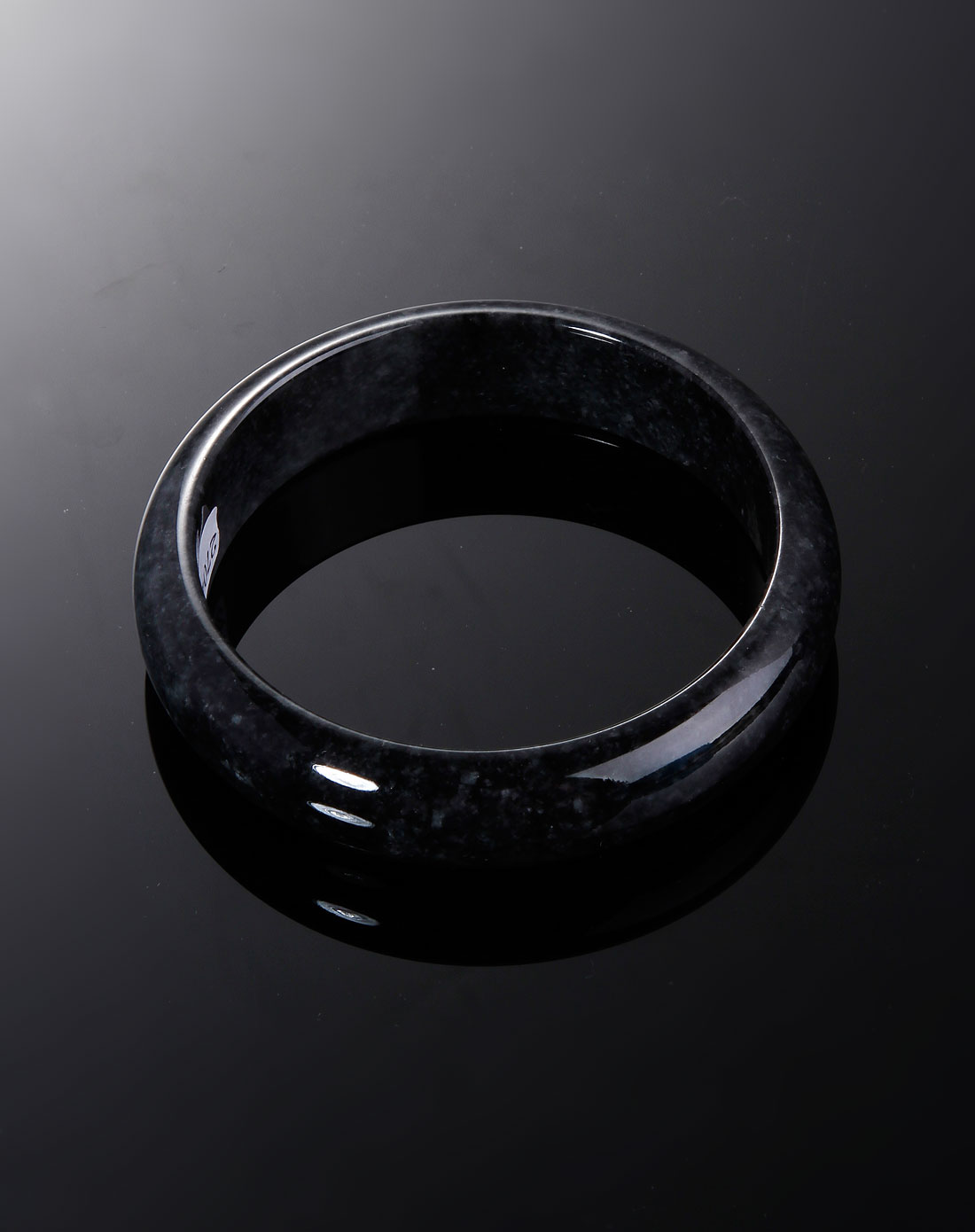 奢华黑色翡翠手镯：一款独特的时尚之选