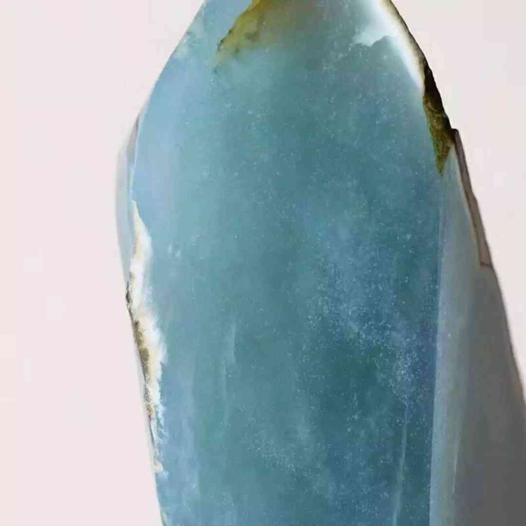冰种蓝晴底翡翠手镯价格与含义——了解高品质翡翠的冰晴蓝水特性