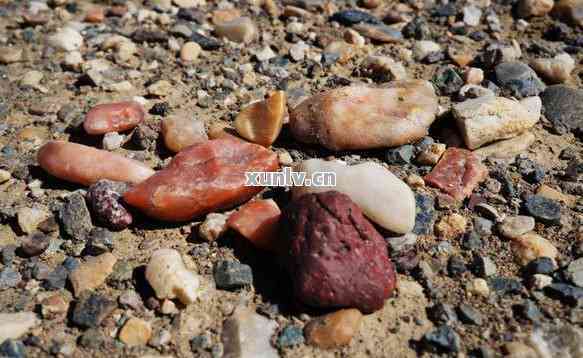 新疆戈壁滩中的和田玉宝石：一种无与伦比的美感