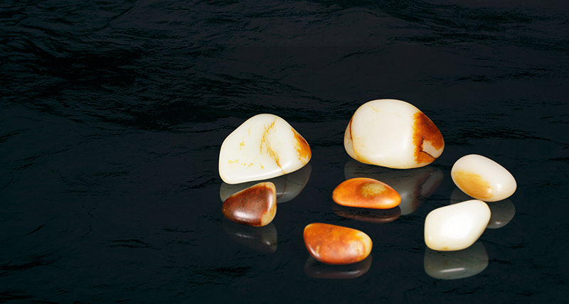 探究和田玉籽料的顶级品质：从原石到精美玉器的全方位解析