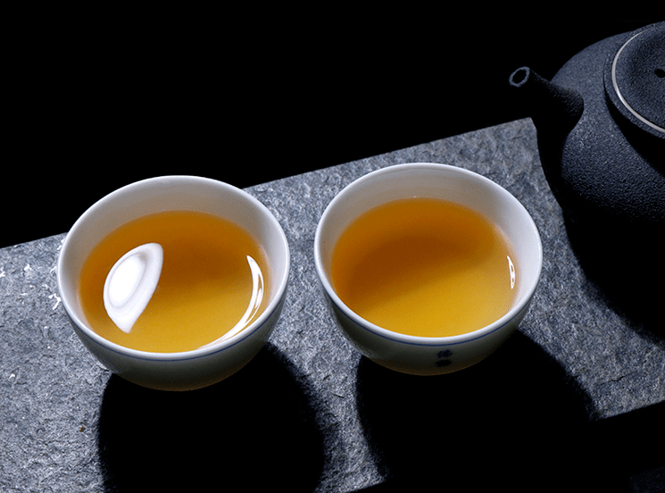 选择合适的茶杯泡普洱茶：材质、大小和形状的关键因素