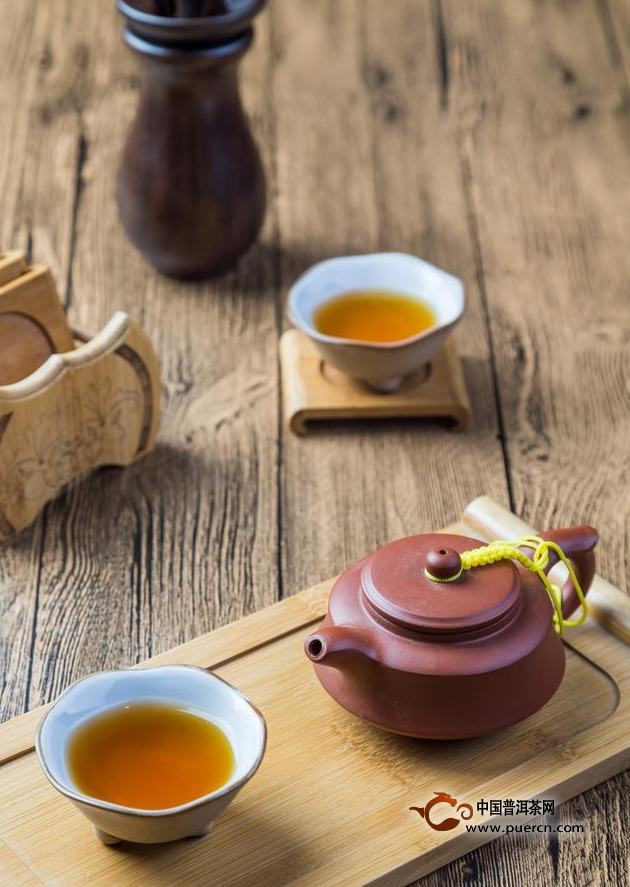 选择合适的茶杯泡普洱茶：材质、大小和形状的关键因素