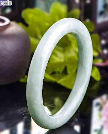 探索翡翠手镯豆绿色：一种令人着迷的宝石颜色