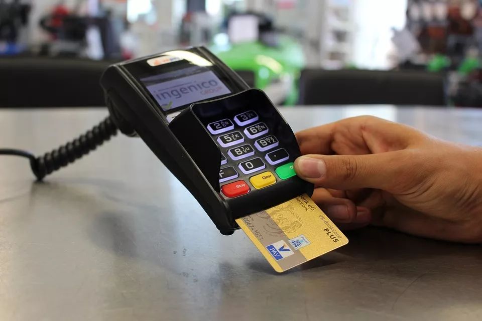逾期一年未偿还的信用卡欠款一千元，需要支付多少利息？