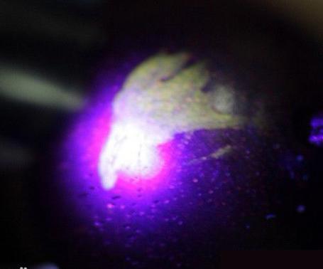探索和田玉的真实颜色：紫光灯下的神奇变化揭秘