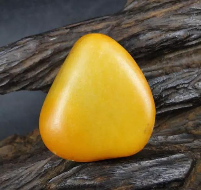和田玉黄沁料有多少颜色，以及它的组成和价值。