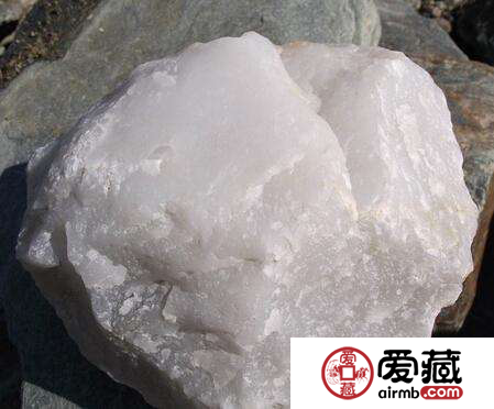 和田石英石与玉的区别：它们的矿物成分、硬度、密度等方面的差异。