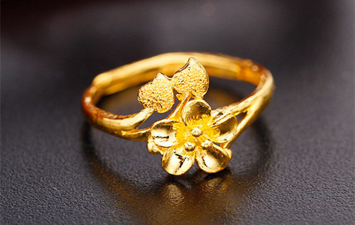 黄金镶嵌和田玉戒指的寓意：象征与传承