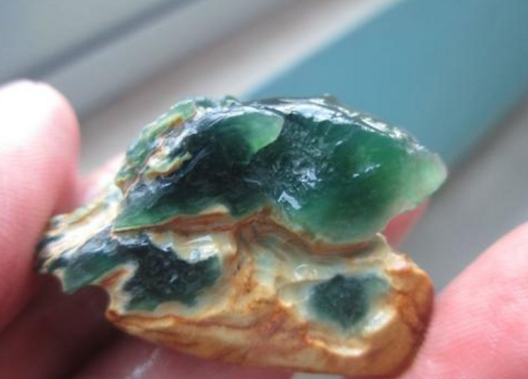 江西翡翠原石种类大全：全面了解各种翡翠原石的特征、价值及购买指南