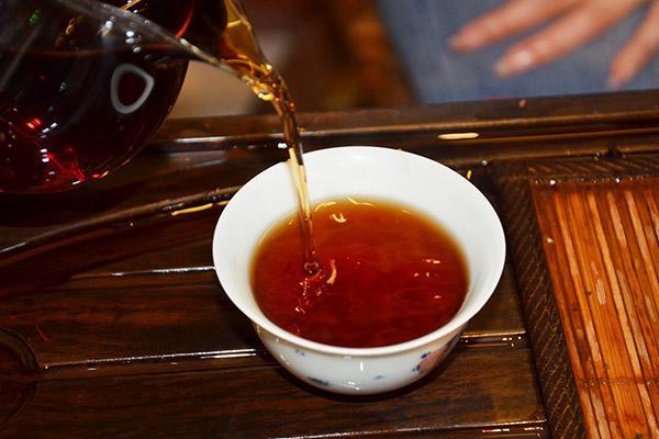 普洱茶颗粒冲泡方法详解：从选水到冲泡技巧，让你品尝到口感