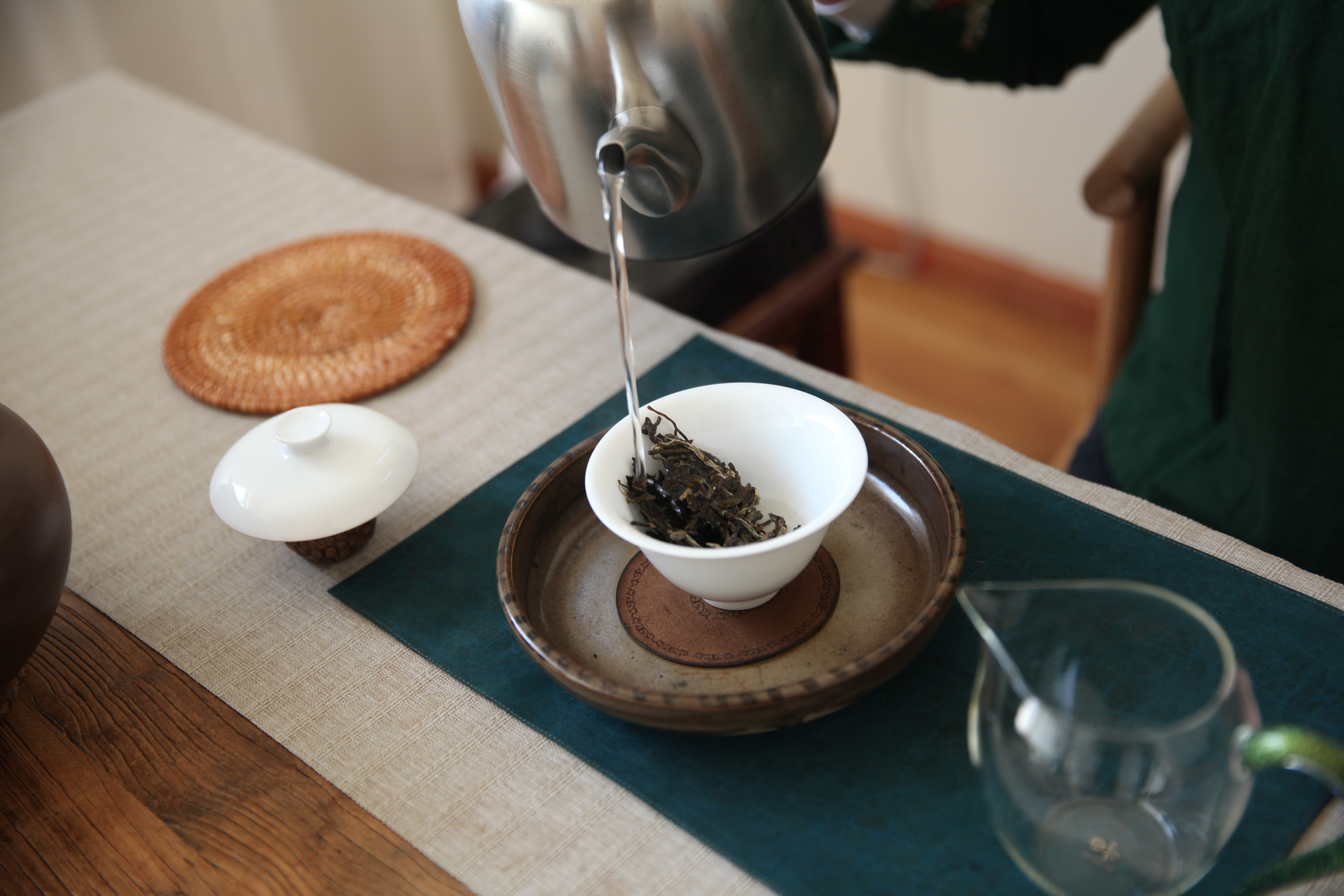 探索压制普洱茶饼的正确冲泡步骤与技巧，让茶叶散发出更迷人的好喝滋味