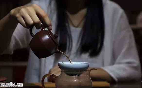 喝普洱茶怎么适量减肥呢：女生、女性的正确方法及效果配方