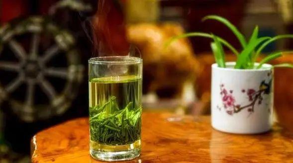红茶与绿茶：二月份的饮品选择