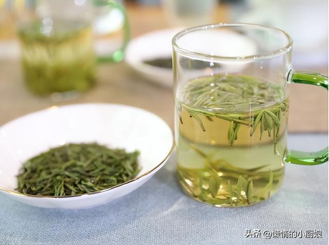 红茶与绿茶：二月份的饮品选择