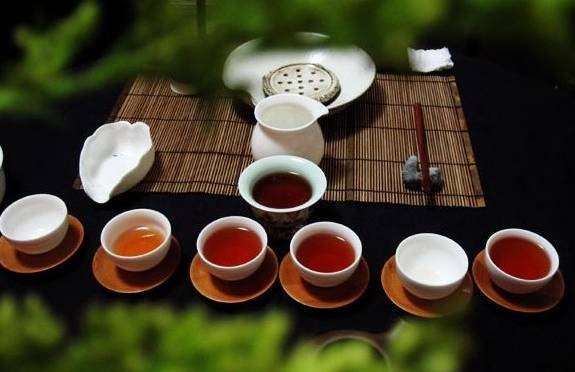 窑茶具搭配适合泡制的普洱茶艺体验