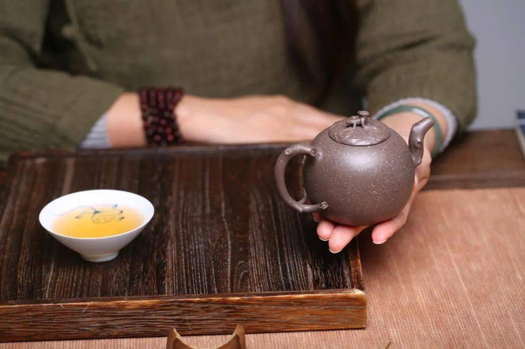 窑泡茶好处多，金线紫砂一洗没。裂纹困扰有解答，哪种更适合您细品？