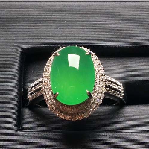 白底镶嵌绿翡翠戒指：选购指南，品质鉴别与保养建议