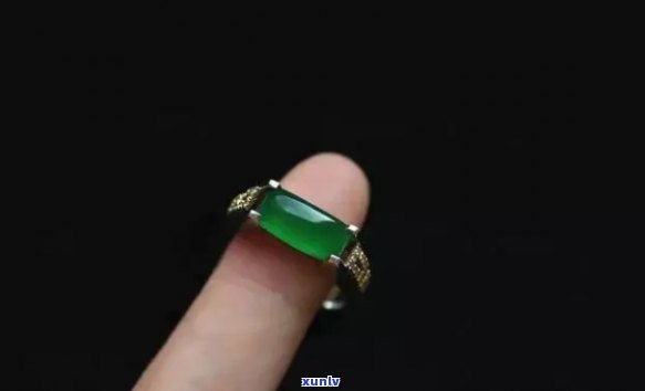 翡翠马鞍戒指的正确戴法及其象征意义——适用于哪个手指？