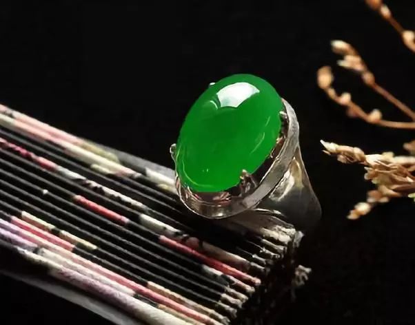 豪华绿翡翠戒指值钱吗多少钱：一克、一个与价格相关的完整问题解答