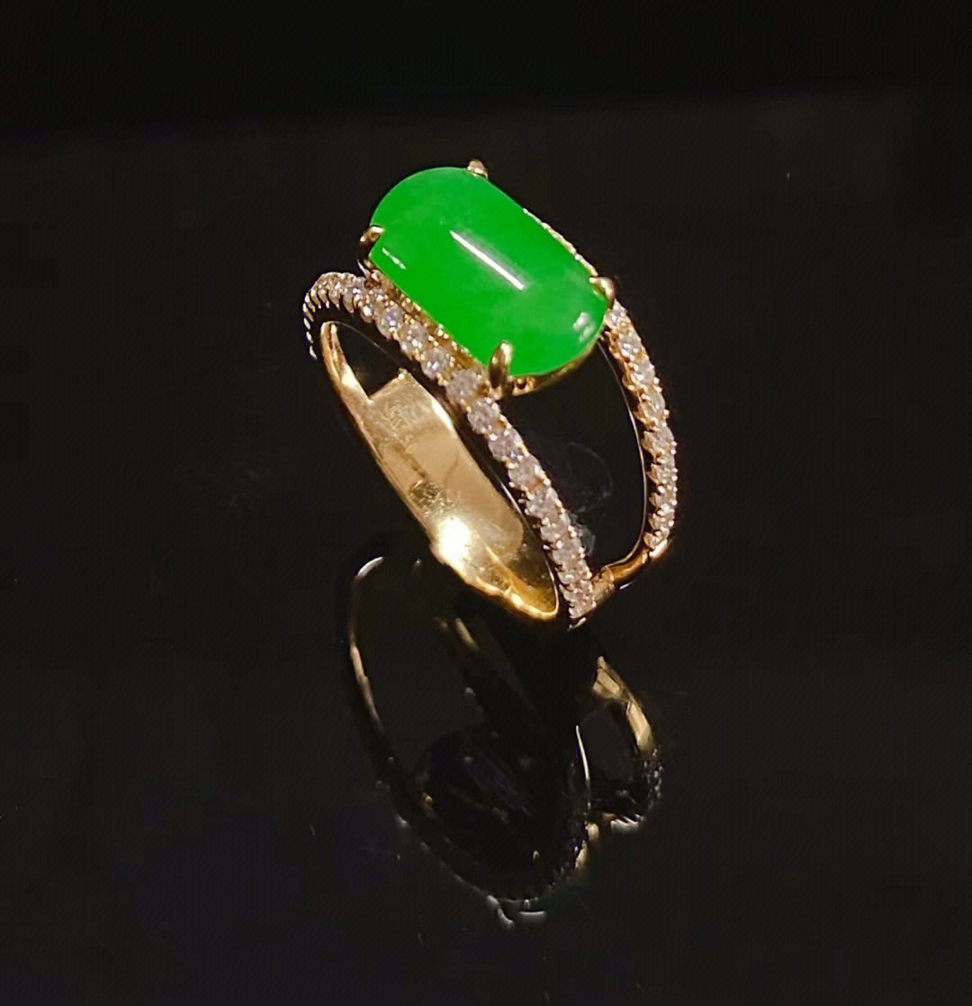 新马鞍形翡翠铜钱戒指，独特戒臂设计，展现个性魅力与文化底蕴