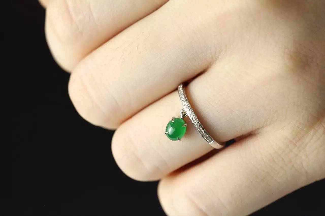 翡翠戒指的寓意及选购指南：为女生挑选最适合的戒指