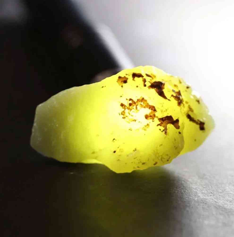 和田黄玉若羌籽料：新疆和田地区独特的黄口玉石之美