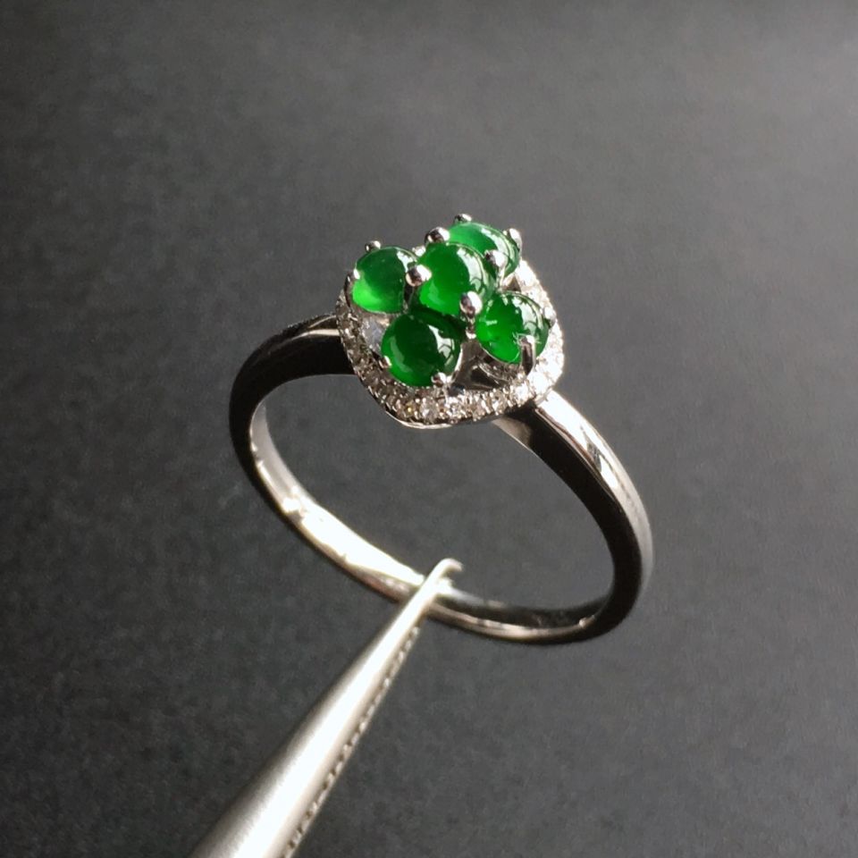 独特设计的心形翡翠戒指，展现个性魅力与优雅品味