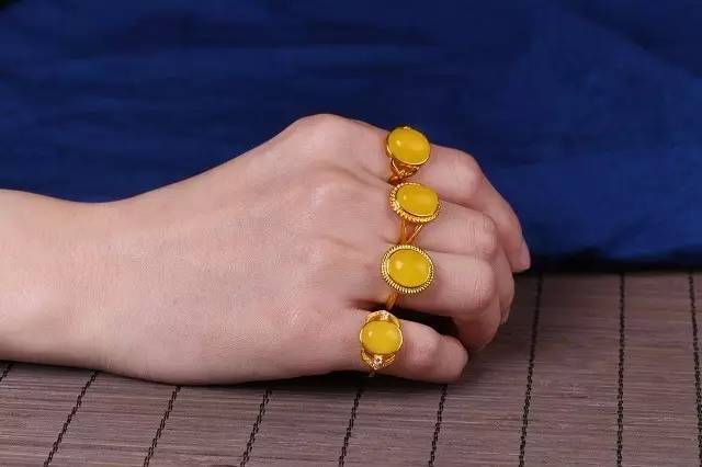 翡翠戒指搭配技巧：如何戴出不俗气的感觉